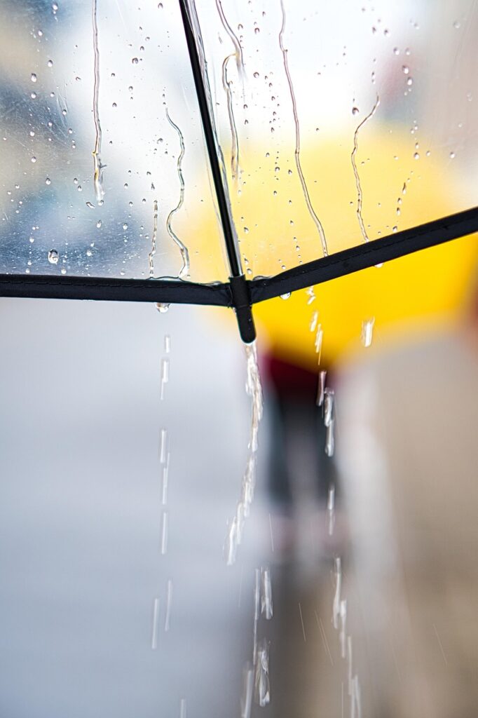 キャンプで婚活を成功させるための雨対策は？